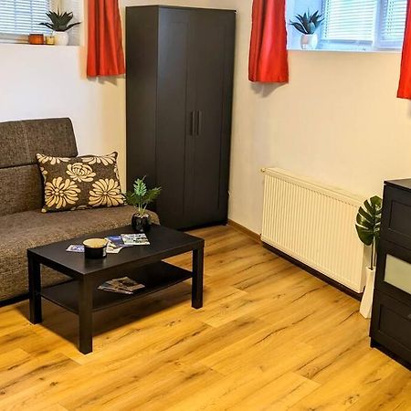 Cosy One Bedroom Flat With Free Parking & Wifi Kaloşvar Dış mekan fotoğraf