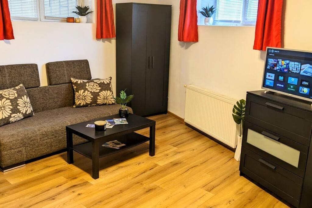 Cosy One Bedroom Flat With Free Parking & Wifi Kaloşvar Dış mekan fotoğraf