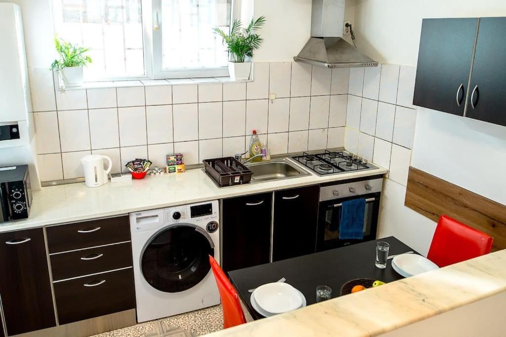 Cosy One Bedroom Flat With Free Parking & Wifi Kaloşvar Dış mekan fotoğraf