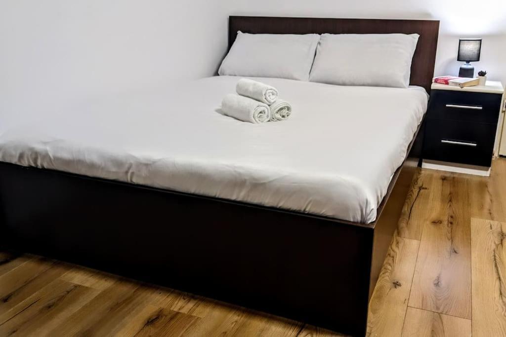 Cosy One Bedroom Flat With Free Parking & Wifi Kaloşvar Dış mekan fotoğraf